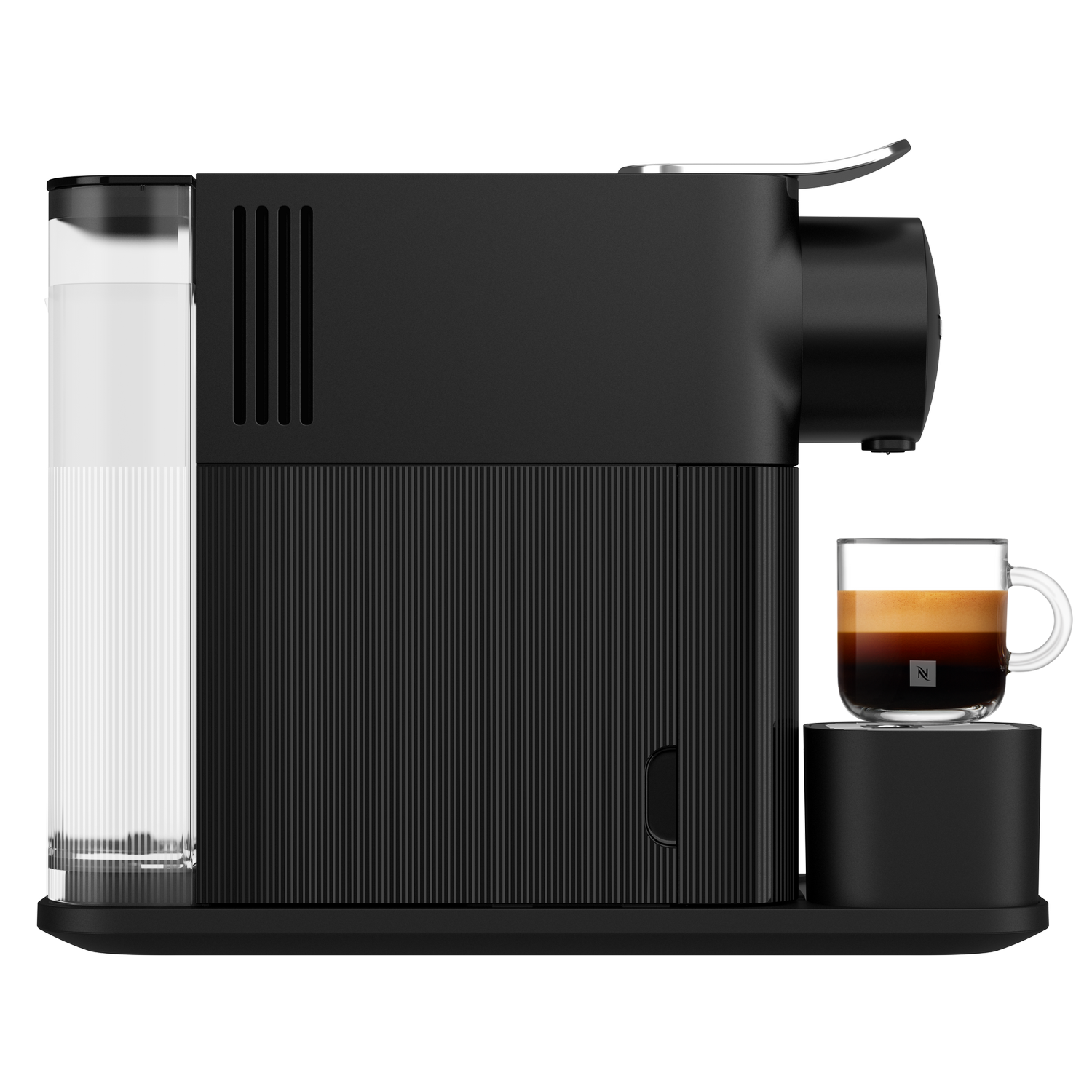 Máquina Nespresso negra con depósito de agua y una taza de vidrio con café sobre un soporte negro. Fondo gris.