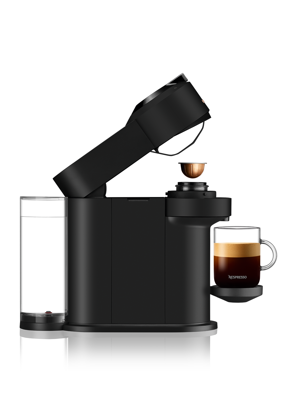 Una cafetera Nespresso negra con un vaso de espresso. La máquina tiene un depósito de agua y un portavasos cobrizo.