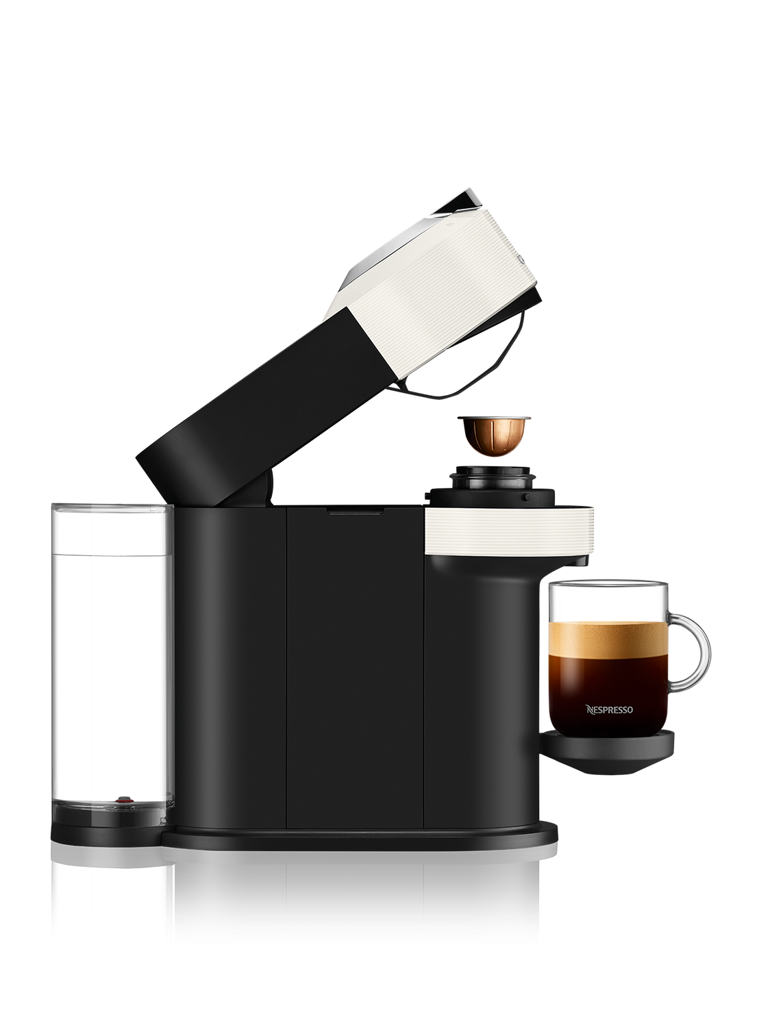 Una máquina Nespresso en blanco y negro con una taza de café. Un depósito de agua está a la izquierda. Se inserta una cápsula.