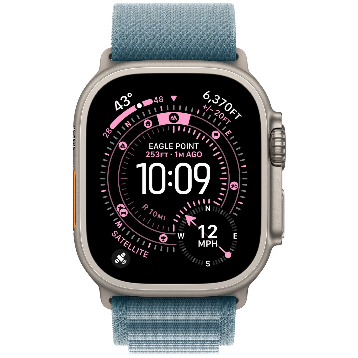 Een smartwatch met een blauwe band geeft tijd, hoogte en snelheid weer. De wijzerplaat toont roze en witte details. Het horloge is zilver.