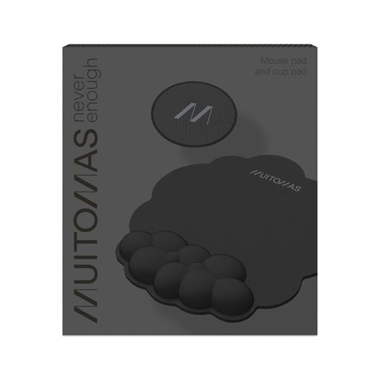 Set di mouse pad e sottobicchieri neri. Include un sottobicchiere rotondo con logo M e un mouse pad a forma di nuvola con poggiapolsi.