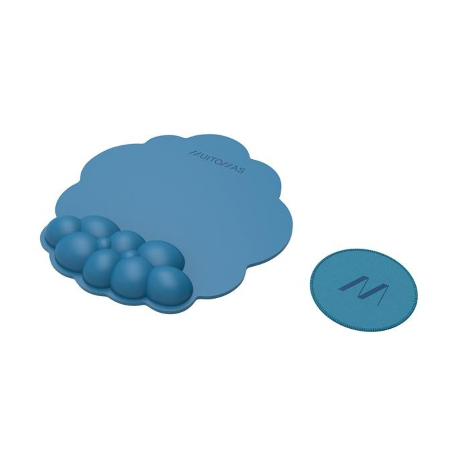 Un tappetino per mouse blu a forma di nuvola con supporto a bolle. Accanto, un cuscinetto rotondo blu con un design a "M".
