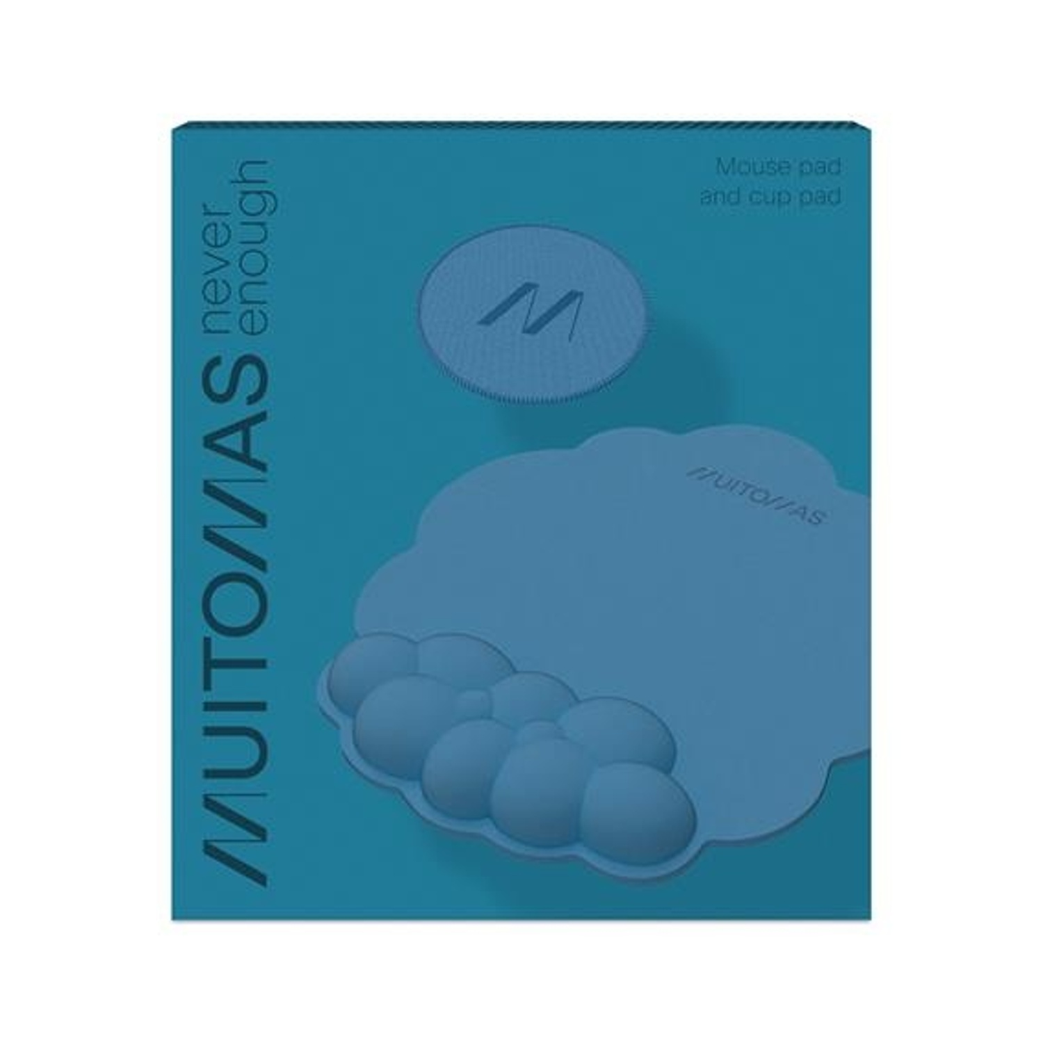 Set di mouse e sottobicchieri blu. Il mouse pad è a forma di nuvola e ha bolle. Il sottobicchiere è rotondo con una 'M'.