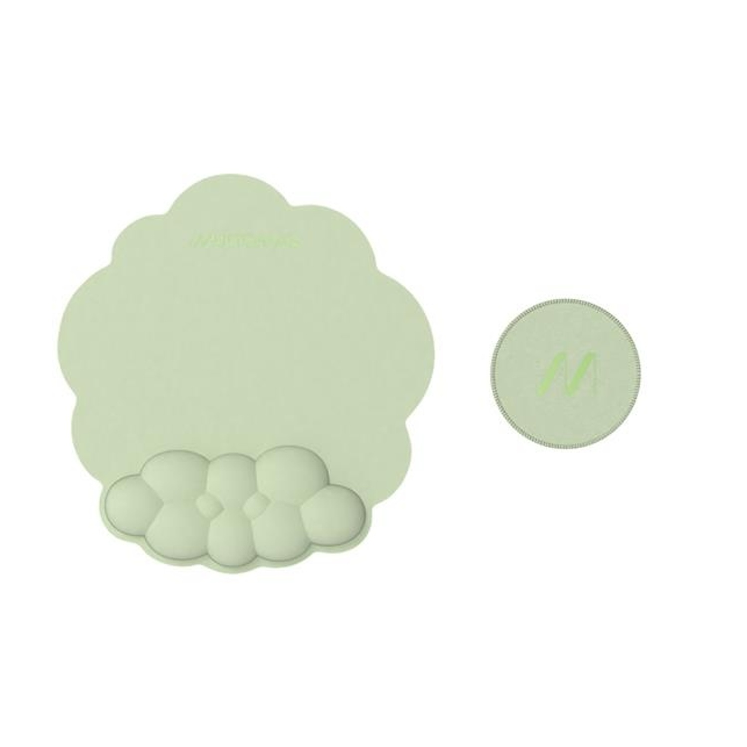 Un tappetino da scrivania a forma di nuvola verde chiaro con un poggiapolsi a forma di bolla e un sottobicchiere rotondo con una 'M' stampata.