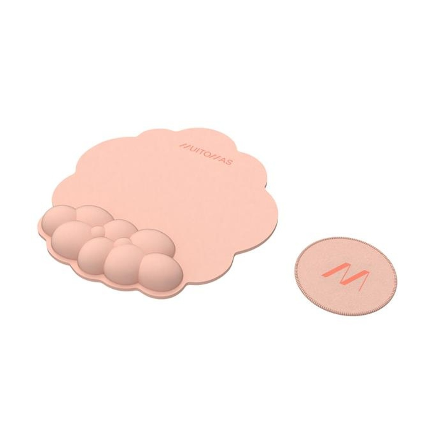Set mousepad e sottobicchiere rosa. Il mousepad è a forma di nuvola con poggiapolsi a bolle. Il sottobicchiere è circolare con una 'M'.