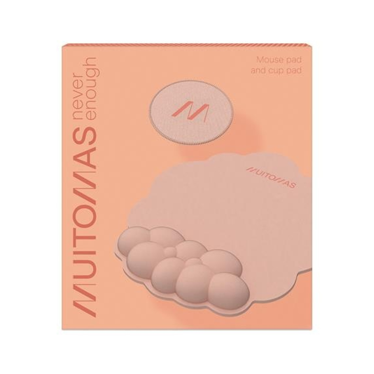Una scatola con un mouse pad e un sottobicchiere. Il pad è rosa, con una forma di nuvola e un design a bolle rotonde. Il testo recita 'MUITOMAS' e 'never enough'.