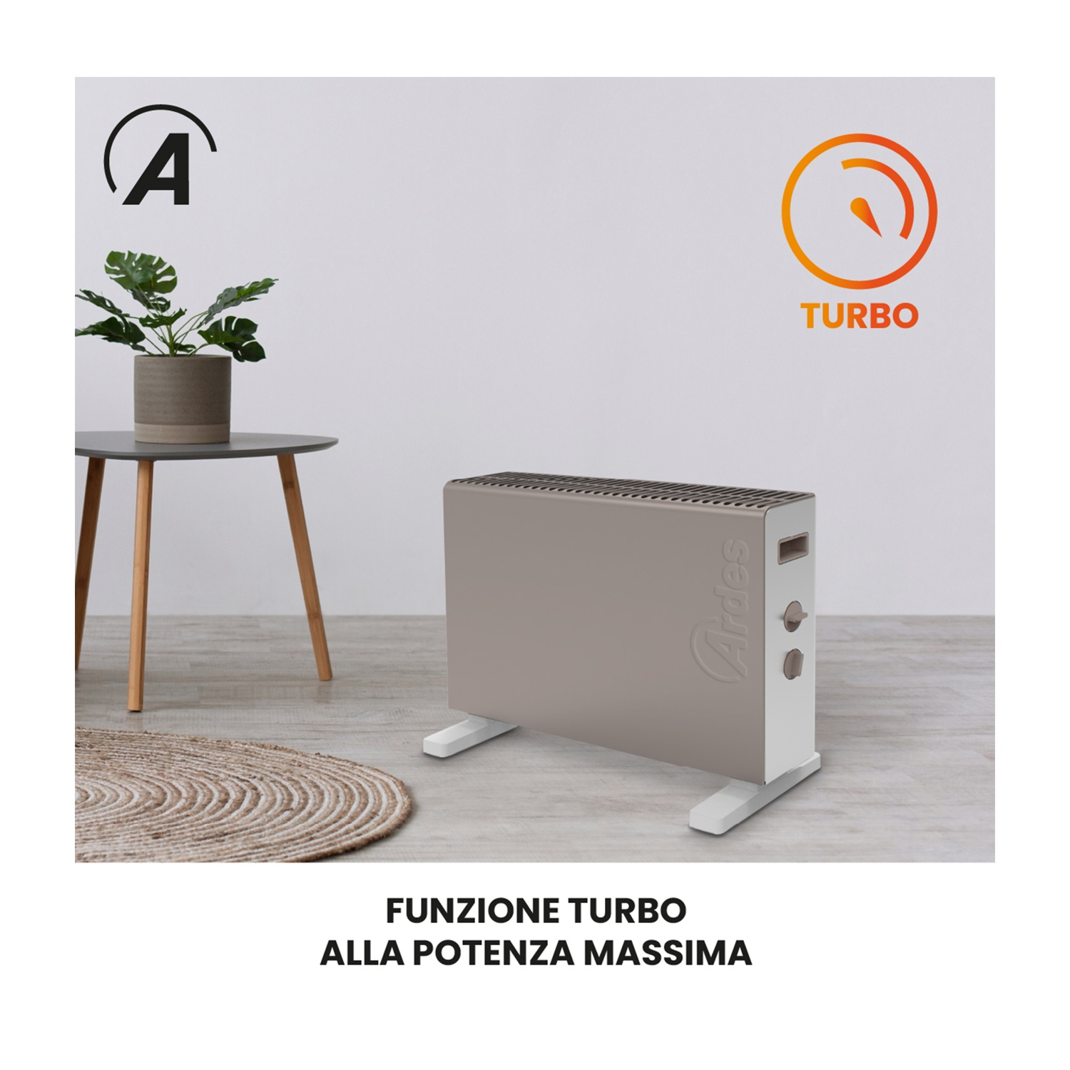Un termosifone davanti a un muro bianco. Una pianta in vaso su un tavolo e un tappeto sono sullo sfondo. Il testo dice 'TURBO'.