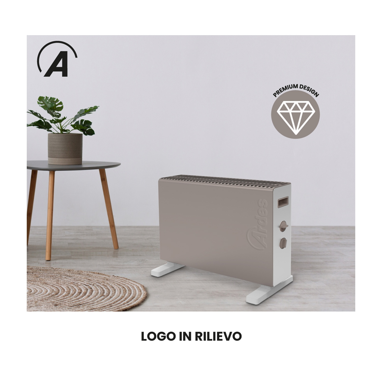 Una scena in una stanza presenta un termoconvettore, un tavolino con una pianta e un tappeto. Il termoconvettore è beige e bianco. Il muro è bianco.