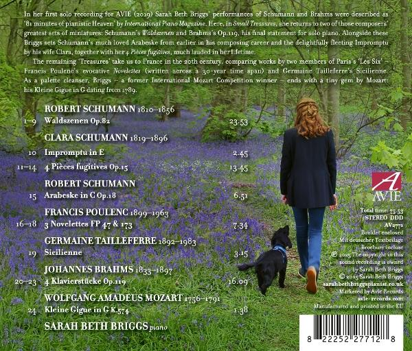 Eine Frau geht mit einem schwarzen Hund durch ein Blumenfeld. Text auf der Rückseite einer CD-Hülle ist sichtbar.