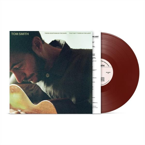Albumcover mit Tom Smiths Bild, einer roten Schallplatte und Text. Das Cover zeigt 'Tom Smith' und 'There is nothing in the dark...'