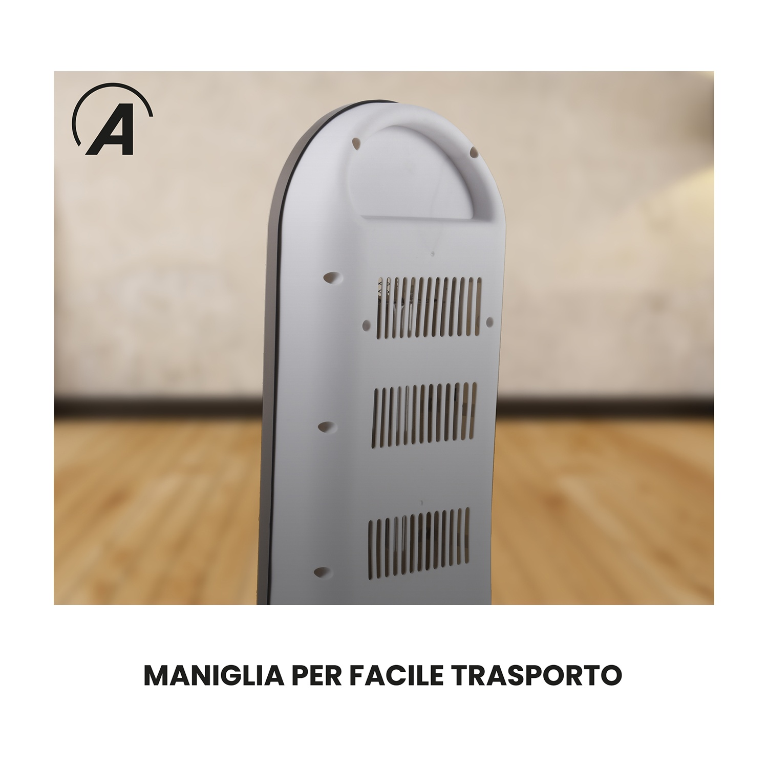 Un dispositivo bianco e grigio con maniglia è mostrato. Lo sfondo è un pavimento in legno sfocato e una parete beige.