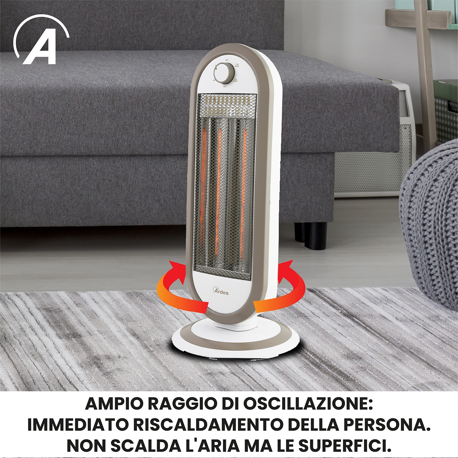 Un riscaldatore oscillante beige e bianco su un tappeto. Il riscaldatore ha elementi riscaldanti arancioni. Un divano è sullo sfondo.