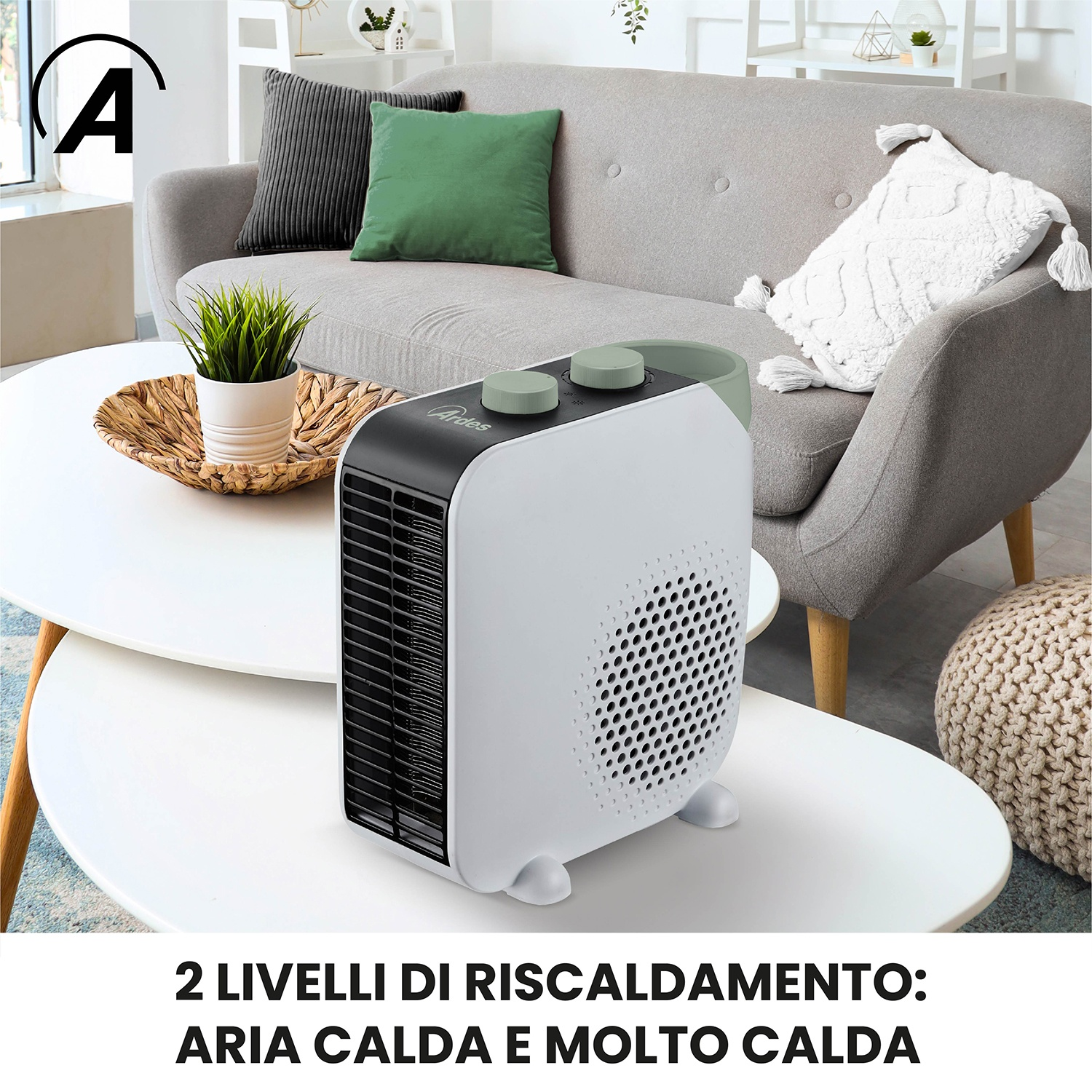 Un riscaldatore bianco con dettagli verdi è su un tavolo. Un divano con cuscini sullo sfondo. Testo: '2 livelli di riscaldamento'.