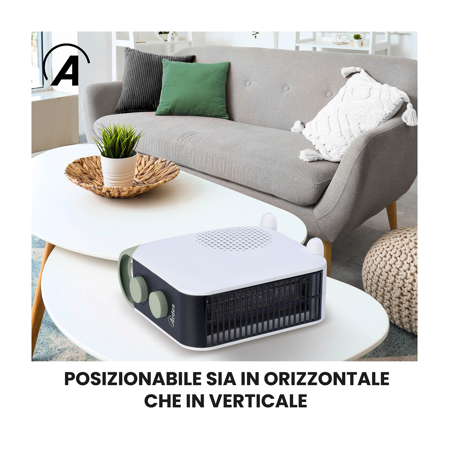 Un termoventilatore bianco e nero su un tavolo bianco. Un divano grigio con cuscini sullo sfondo. Testo: Posizionabile orizzontalmente e verticalmente.