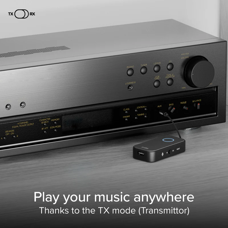 Ein schwarzer Audio-Receiver mit Knöpfen und einem Lautstärkeregler. Ein kleines schwarzes Gerät ist angeschlossen. Text: Spiele deine Musik überall.