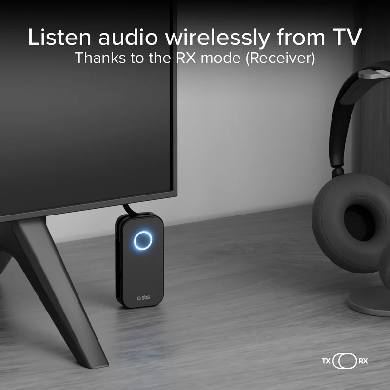 Ein Fernseher, Kopfhörer und ein Empfänger stehen auf einer Holzoberfläche. Der Text lautet 'Hören Sie Audio drahtlos vom Fernseher'. Der Empfänger hat ein blaues Licht.
