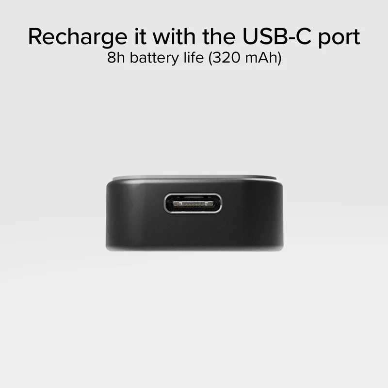 Ein schwarzes Gerät mit USB-C-Anschluss. Text: Aufladen mit USB-C-Anschluss, 8h Akkulaufzeit (320 mAh).