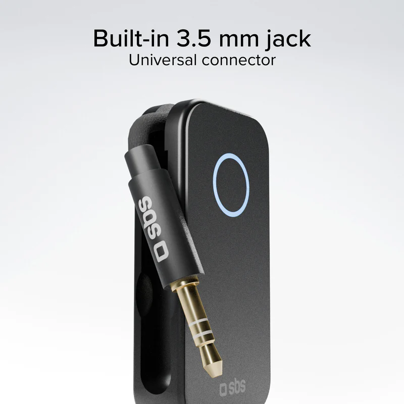 Ein schwarzes Audiogerät mit einem 3,5-mm-Klinkenstecker. Der Stecker ist goldfarben. Text oben: Eingebauter 3,5-mm-Klinkenstecker.