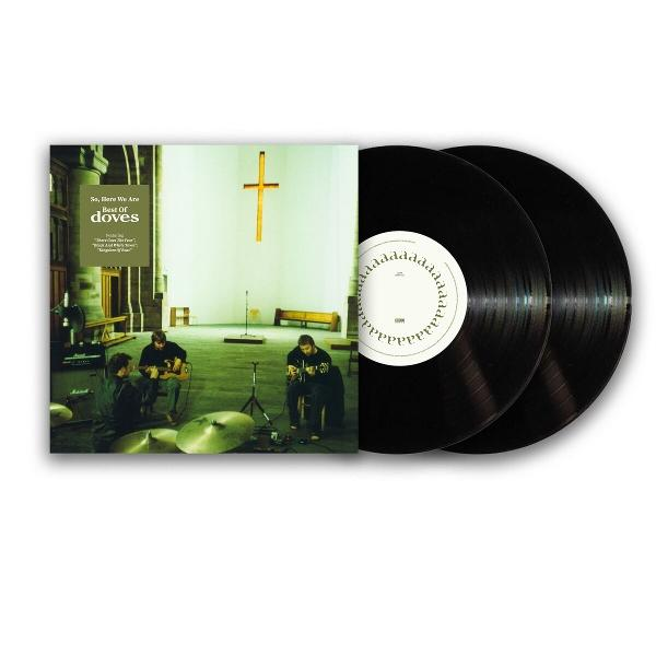 Albumcover mit Schallplatten. Das Cover zeigt eine Band, die in einer Kirche spielt, mit einem Kreuz und Text. Daneben liegen zwei schwarze Schallplatten.