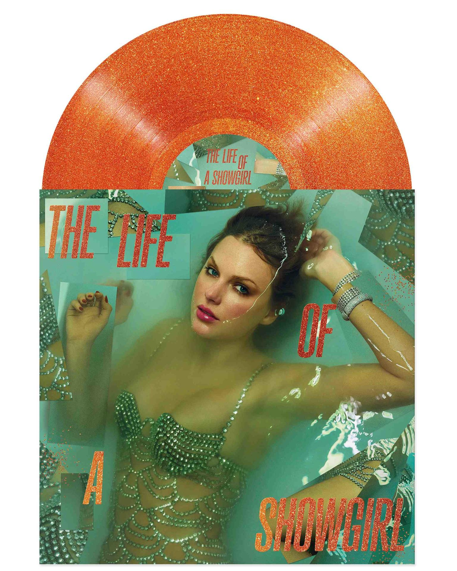 Albumcover. Eine Frau in einer Badewanne, mit dem Text 'The Life Of A Showgirl' und einer orangefarbenen glitzernden Schallplatte.