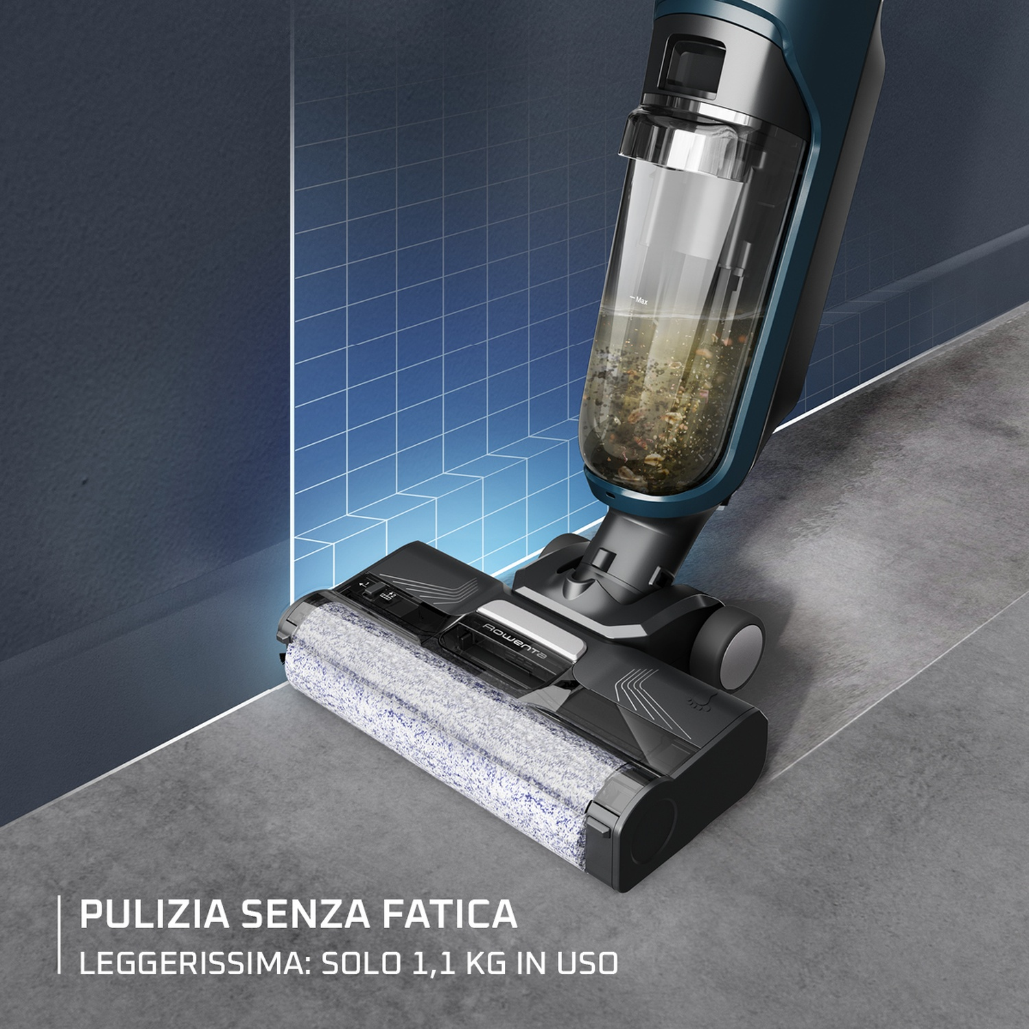 Un aspirapolvere verticale blu e nero. Il contenitore trasparente mostra detriti. Il pavimento è grigio, e un muro blu sullo sfondo.