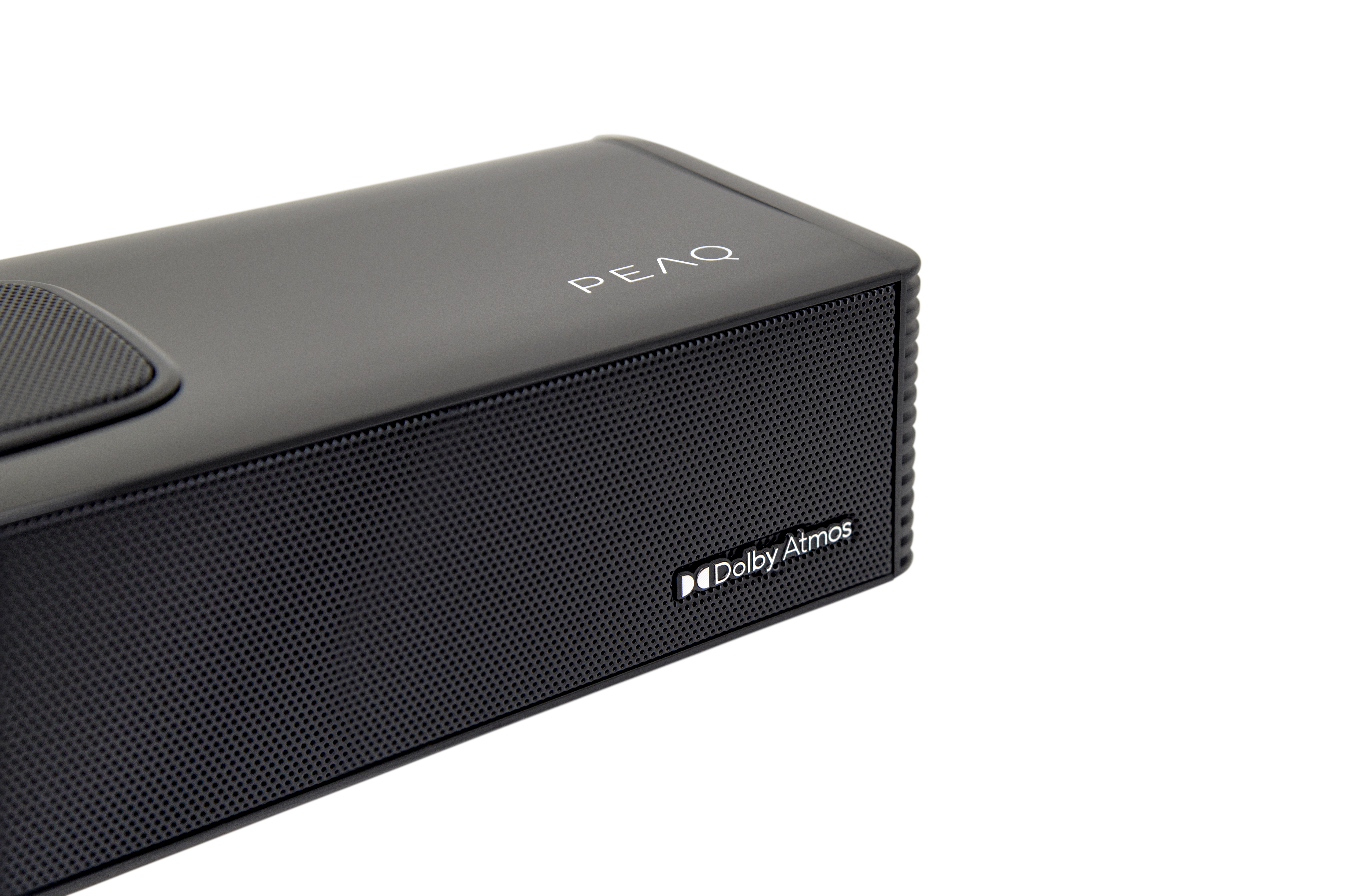 Beyaz arka plan üzerinde, delikli ön yüzü, PEAQ yazısı ve Dolby Atmos logosu olan siyah bir soundbar. Yakın çekim.