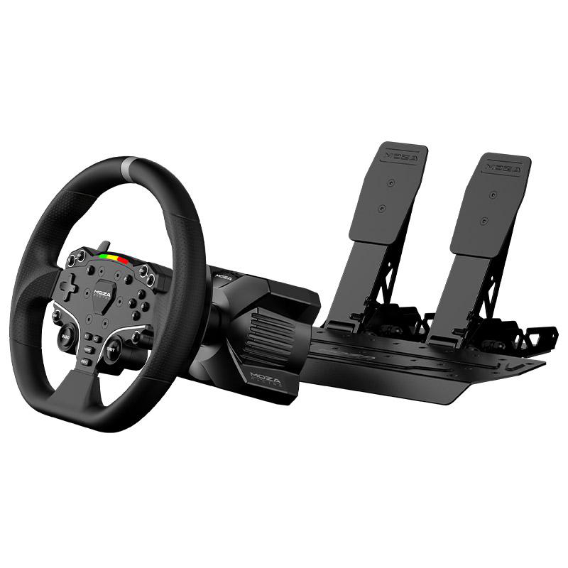 Ein schwarzes Rennlenkrad mit Pedalen. Das Lenkrad hat Knöpfe und ein Display. Pedale für Gas und Bremse.