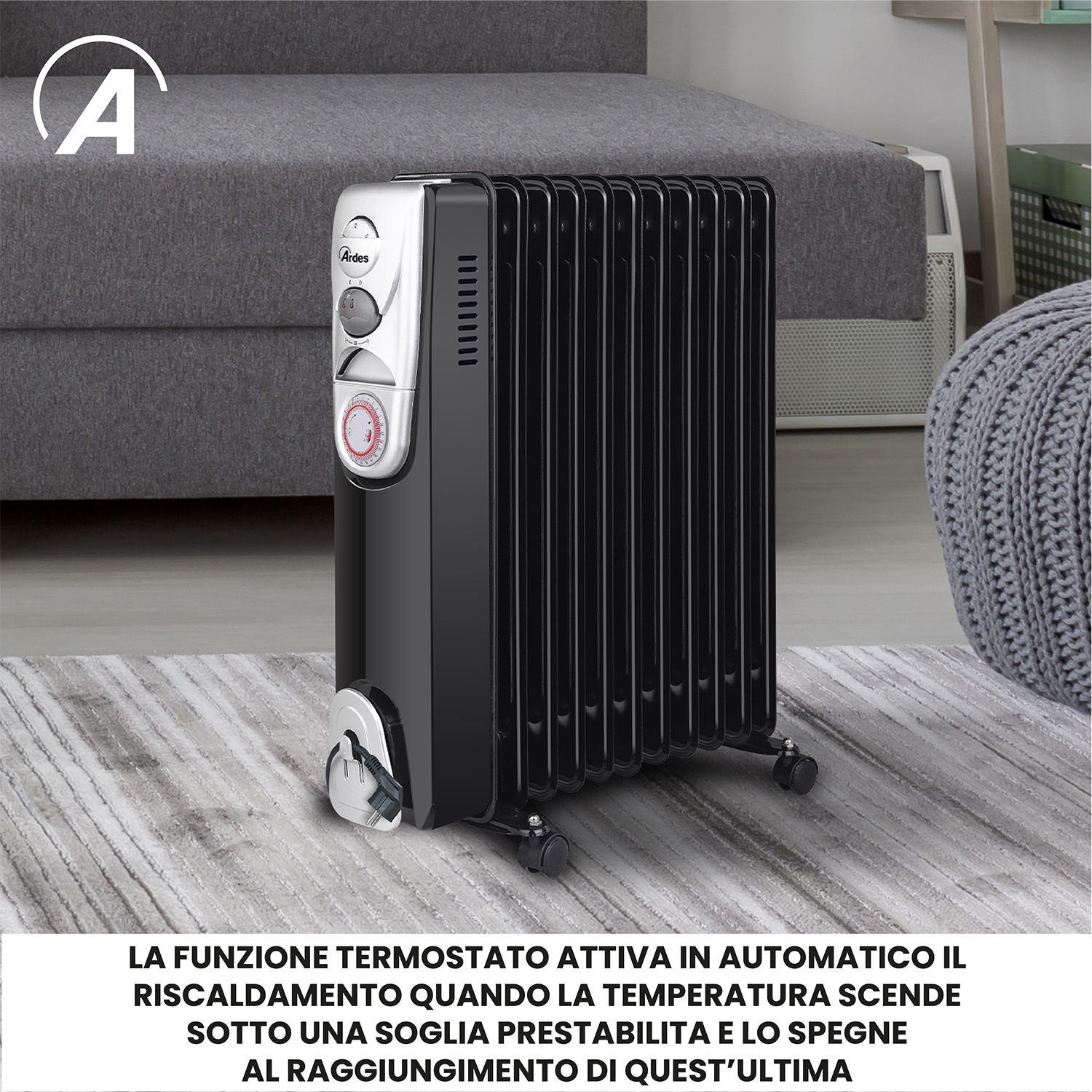Un radiatore nero a olio con ruote è su un tappeto fantasia. Un divano è sullo sfondo.