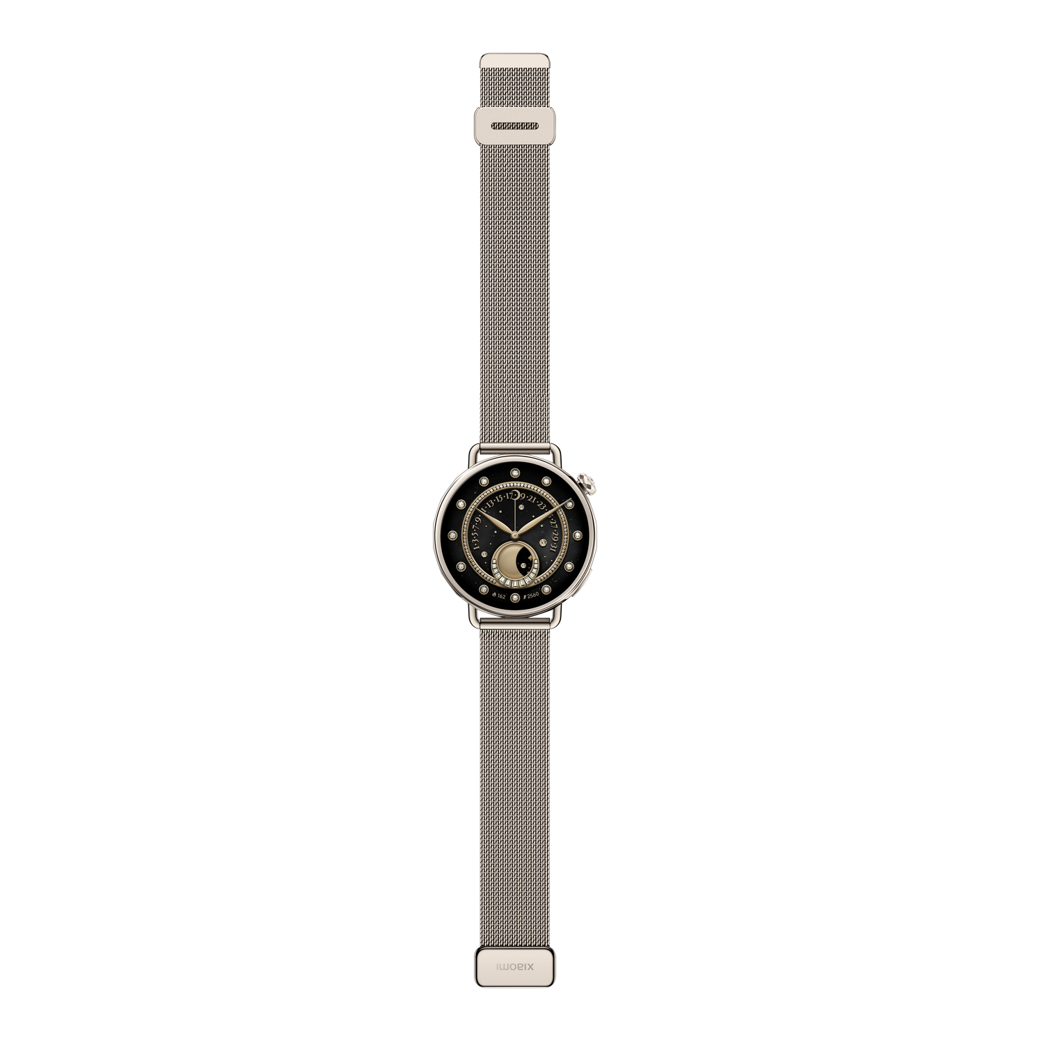 Un reloj inteligente plateado con esfera negra y correa de malla se muestra sobre un fondo gris. El reloj tiene detalles dorados.