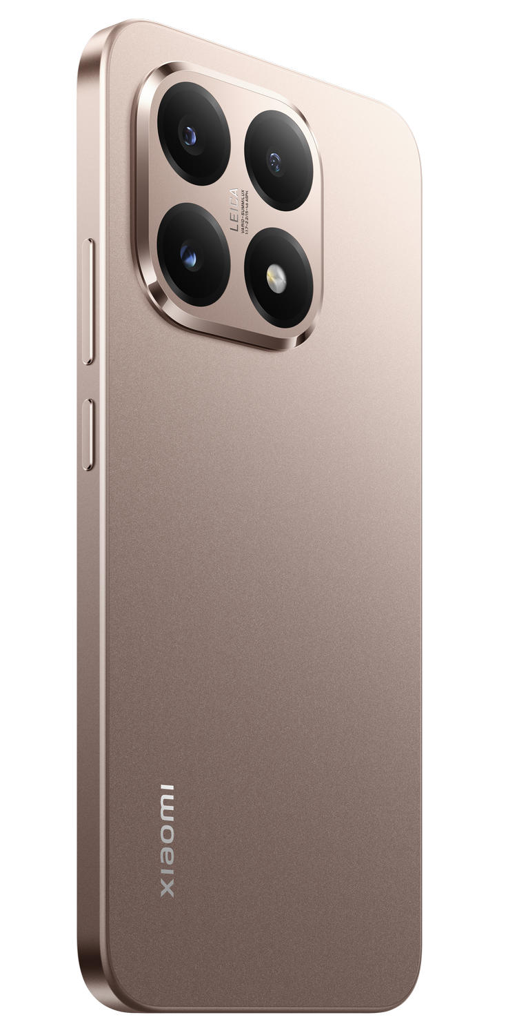 Parte trasera dorada de un smartphone. Tiene cuatro cámaras con la marca Leica. Se ve el logo de Xiaomi.