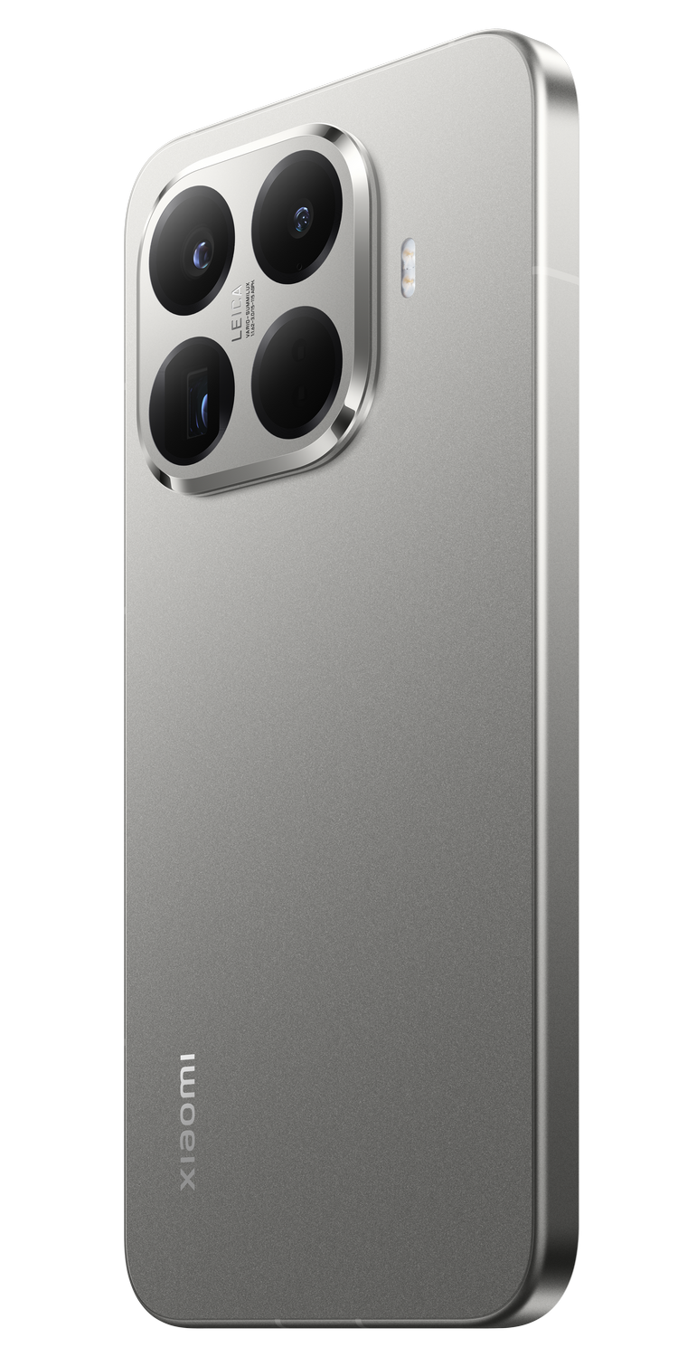 Parte trasera de un smartphone plateado, con módulo de cámara Leica. Logo Xiaomi visible. El fondo es gris.