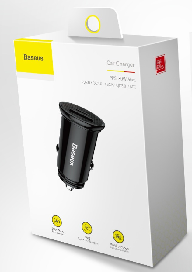 Egy fekete autós töltő a fehér dobozában. A töltő Baseus márkájú. A doboz olyan funkciókat mutat, mint a gyorstöltés és az USB kimenet.