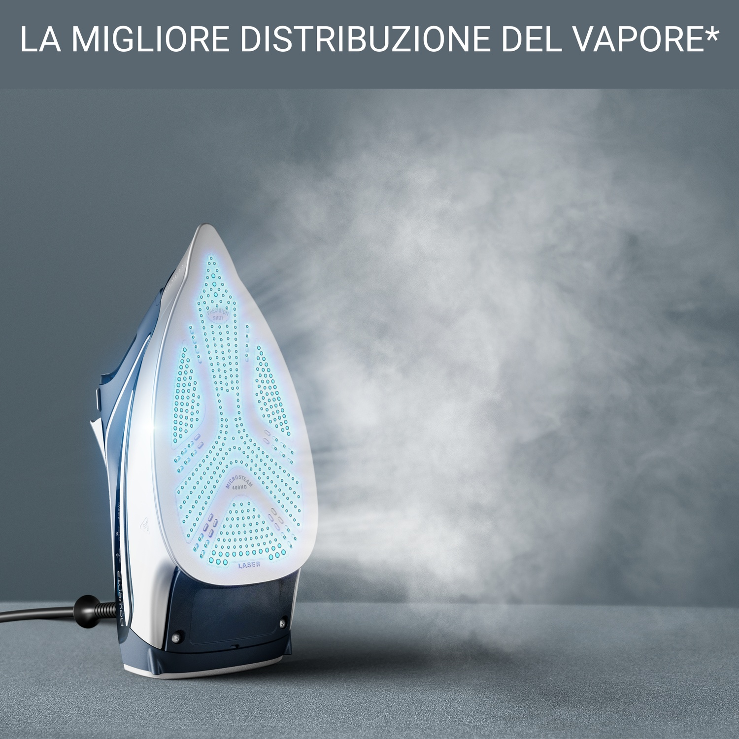 Un ferro da stiro emette vapore. Il ferro è bianco e blu scuro, con un bagliore blu chiaro. Lo sfondo è grigio.