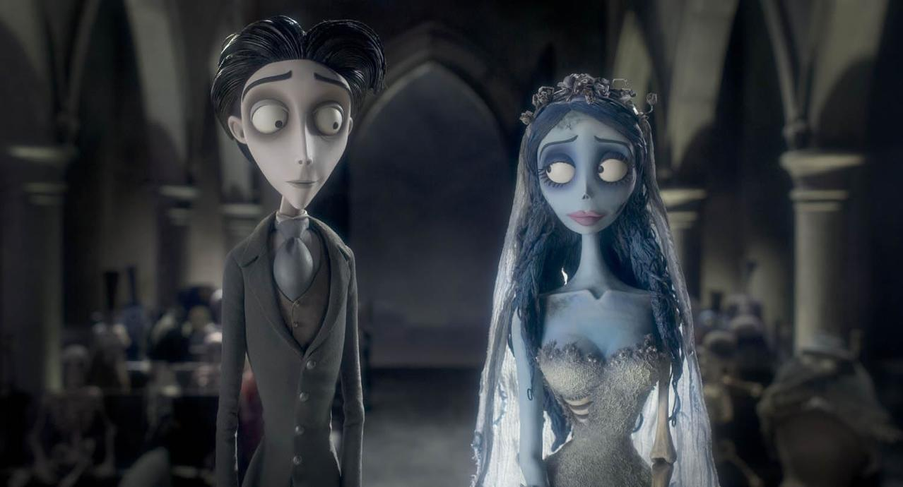 Ein Mann und eine blauhäutige Frau stehen in einer Kirche. Es sind animierte Charaktere. Die Frau trägt ein Brautkleid.