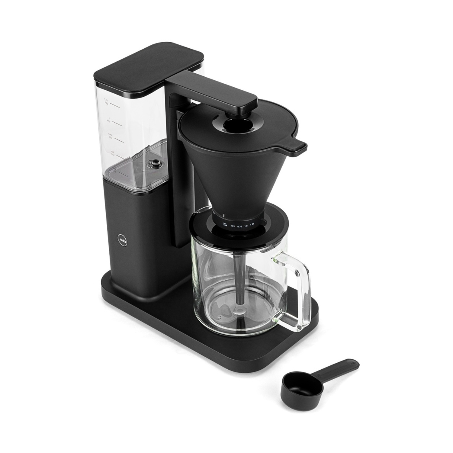 Una macchina per il caffè nera con una caraffa di vetro. Accanto, un cucchiaino dosatore. Lo sfondo è bianco.
