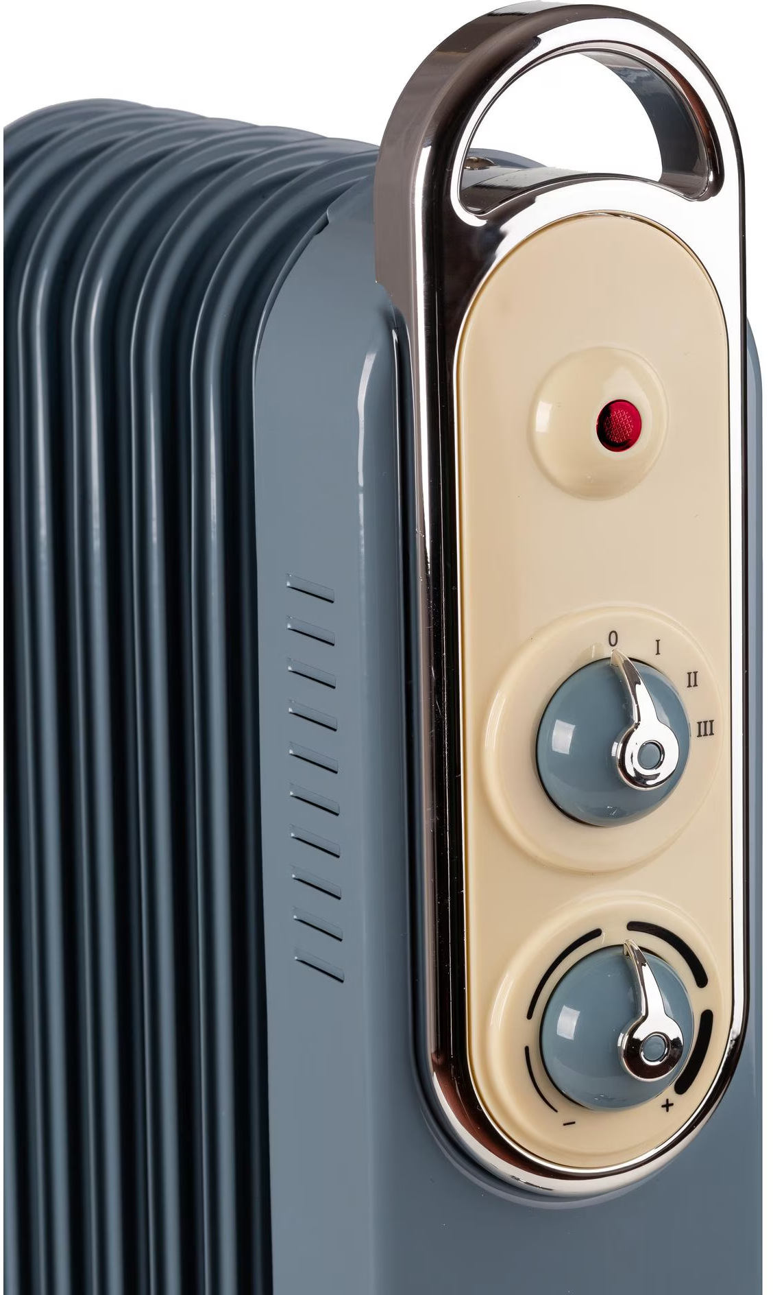 Gros plan sur un radiateur à huile bleu et crème. Les commandes comprennent des boutons et un voyant d'alimentation rouge. Une poignée chromée en haut.