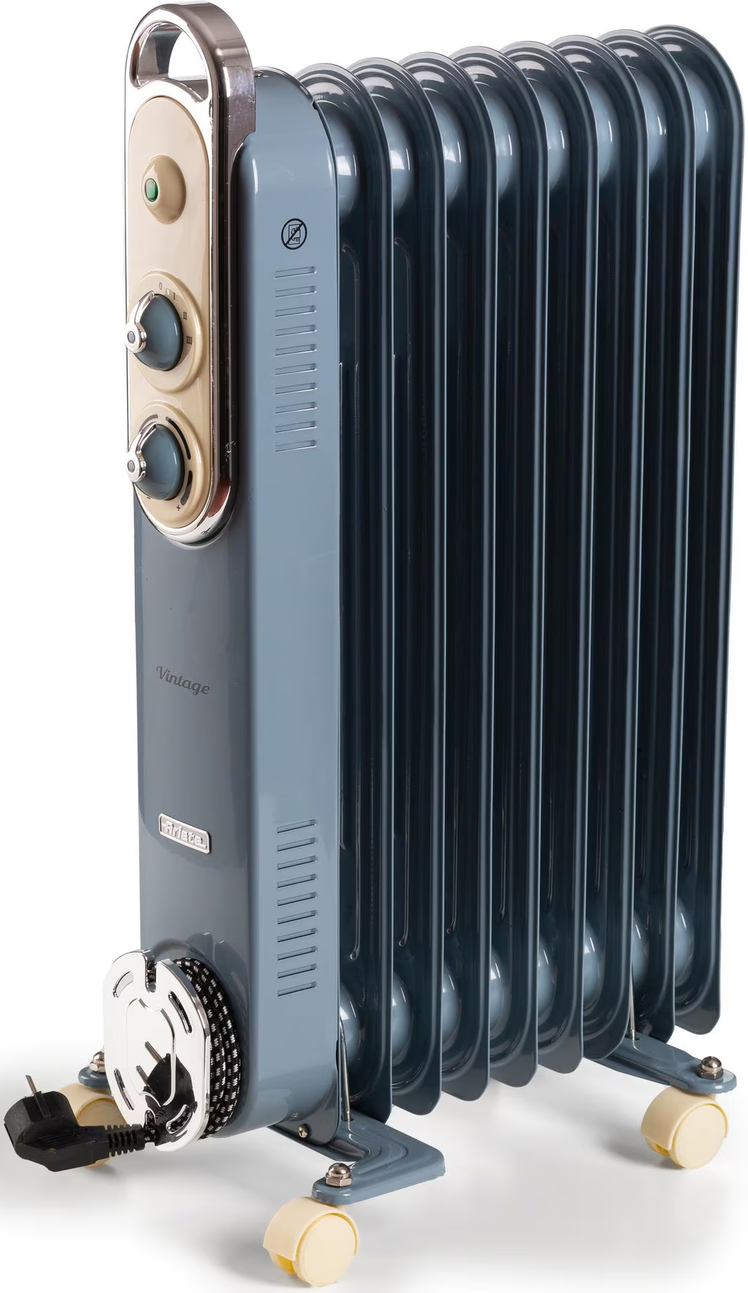 Radiatore ad olio blu in stile vintage con manopole e ruote. Ha un cavo di alimentazione e dettagli cromati, su sfondo bianco.
