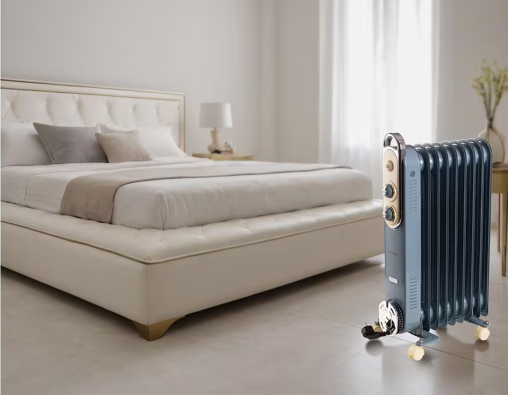 Una camera da letto con un letto grande e un radiatore blu scuro. Lenzuola e cuscini bianchi sul letto. Finestra con tende.