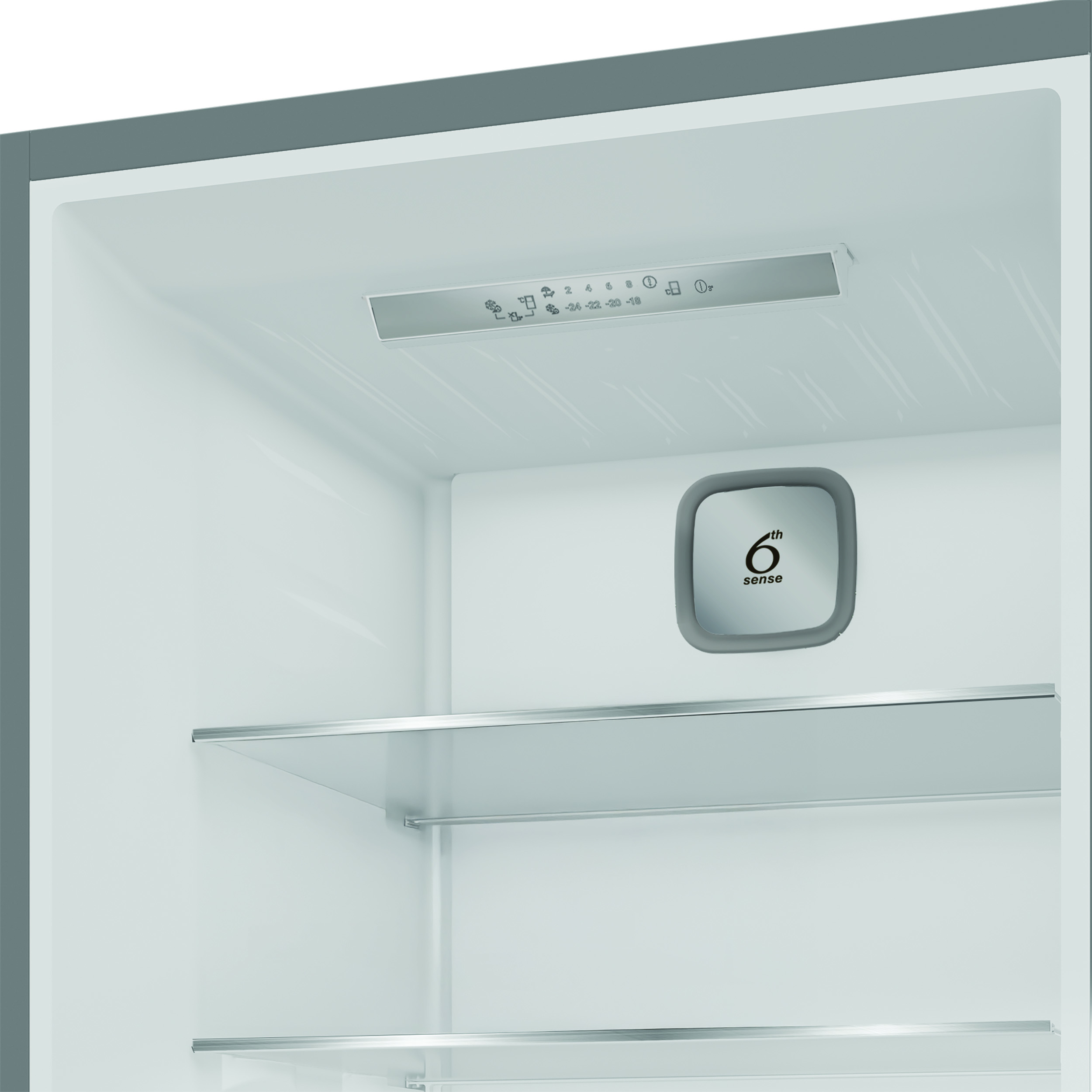 Wnętrze lodówki. Widoczne półki, panel sterowania i logo '6th sense'.