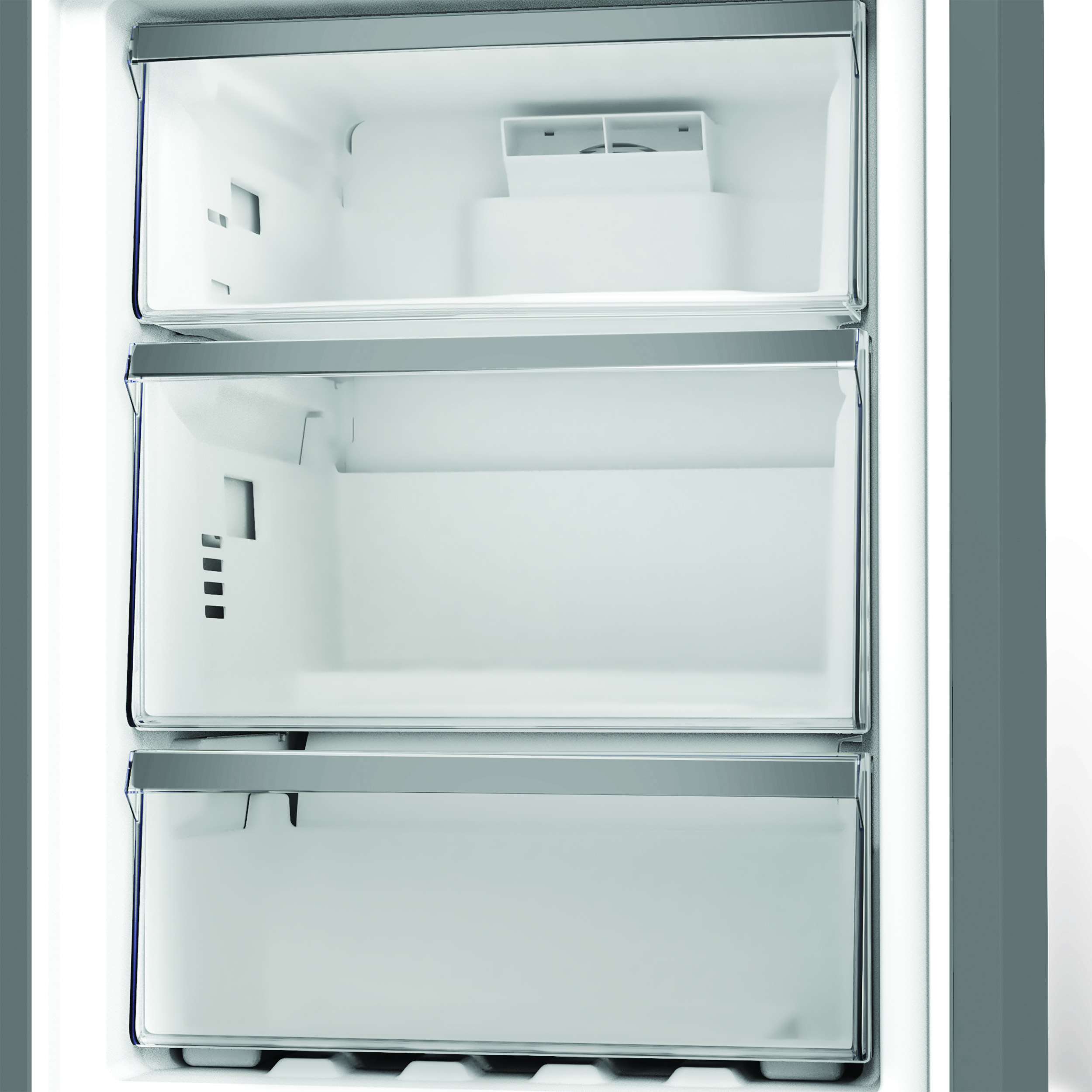 Pustą lodówkę z trzema przezroczystymi szufladami. Wnętrze jest białe, ze srebrnymi wykończeniami i szarymi bokami.