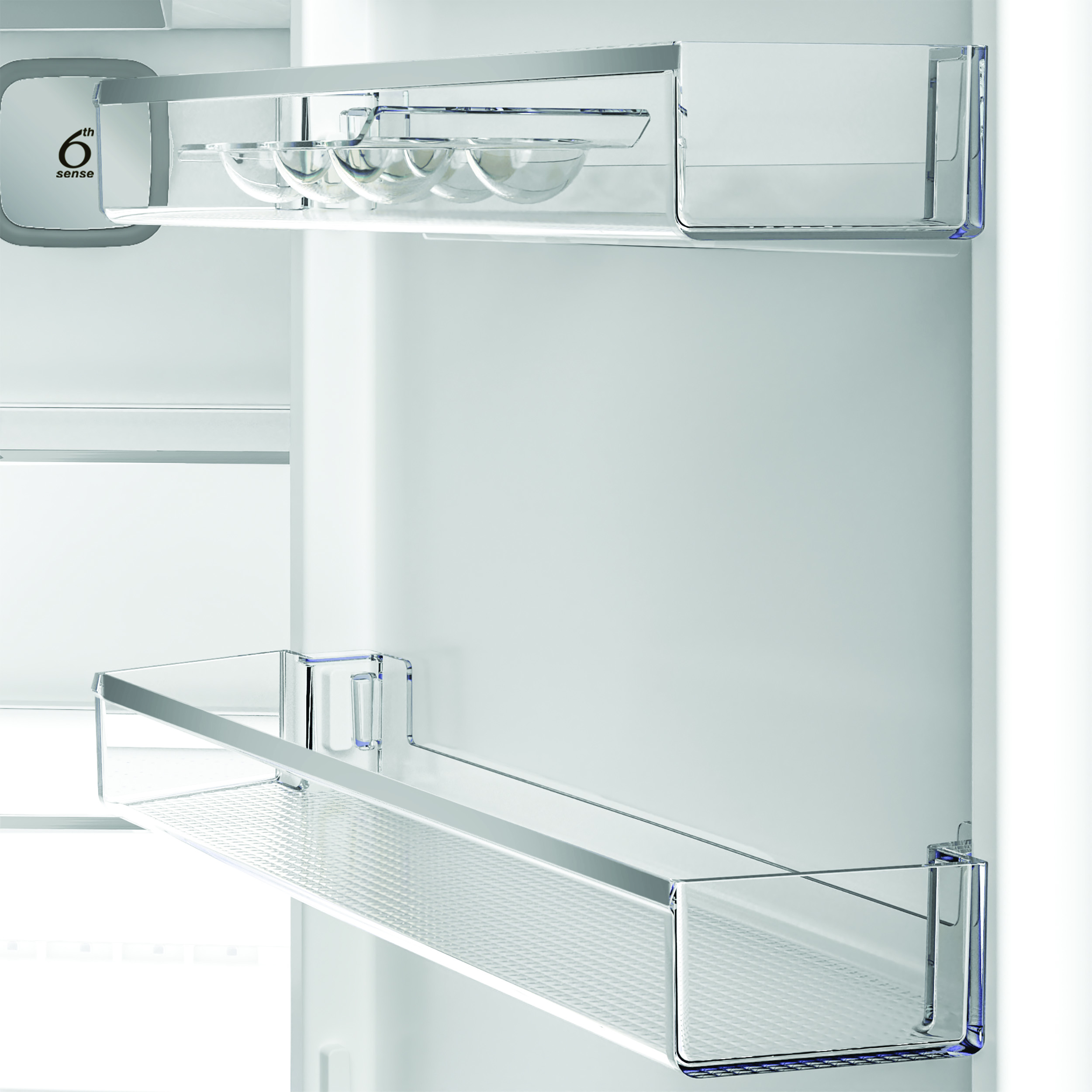 Wnętrze lodówki. Przezroczyste plastikowe półki i pojemniki na jajka. Logo 6th sense po lewej.