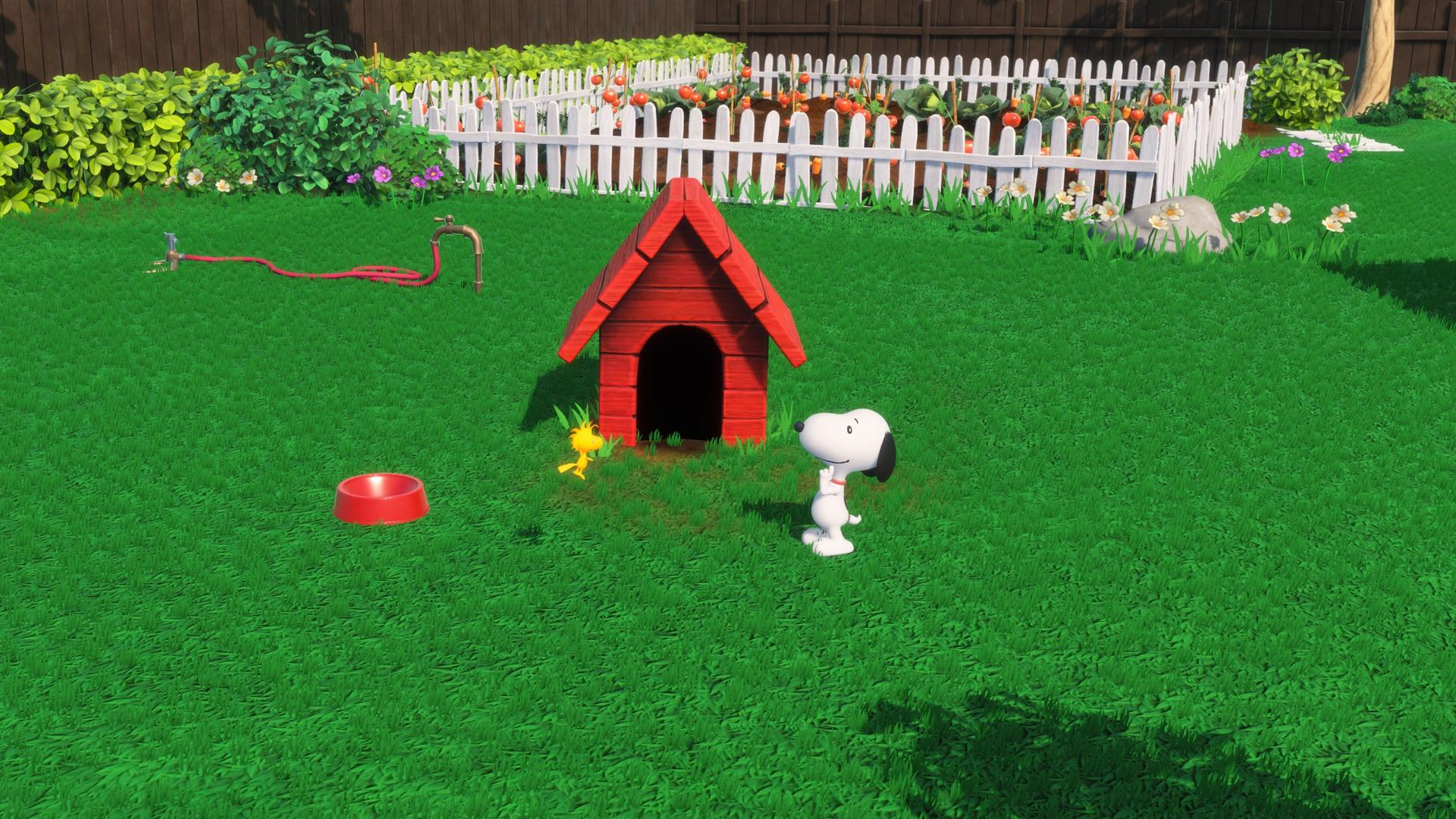 Snoopy und Woodstock stehen auf grünem Gras in der Nähe eines roten Hundehütten. Eine rote Schüssel und ein Schlauch sind sichtbar. Im Hintergrund befindet sich ein Garten.