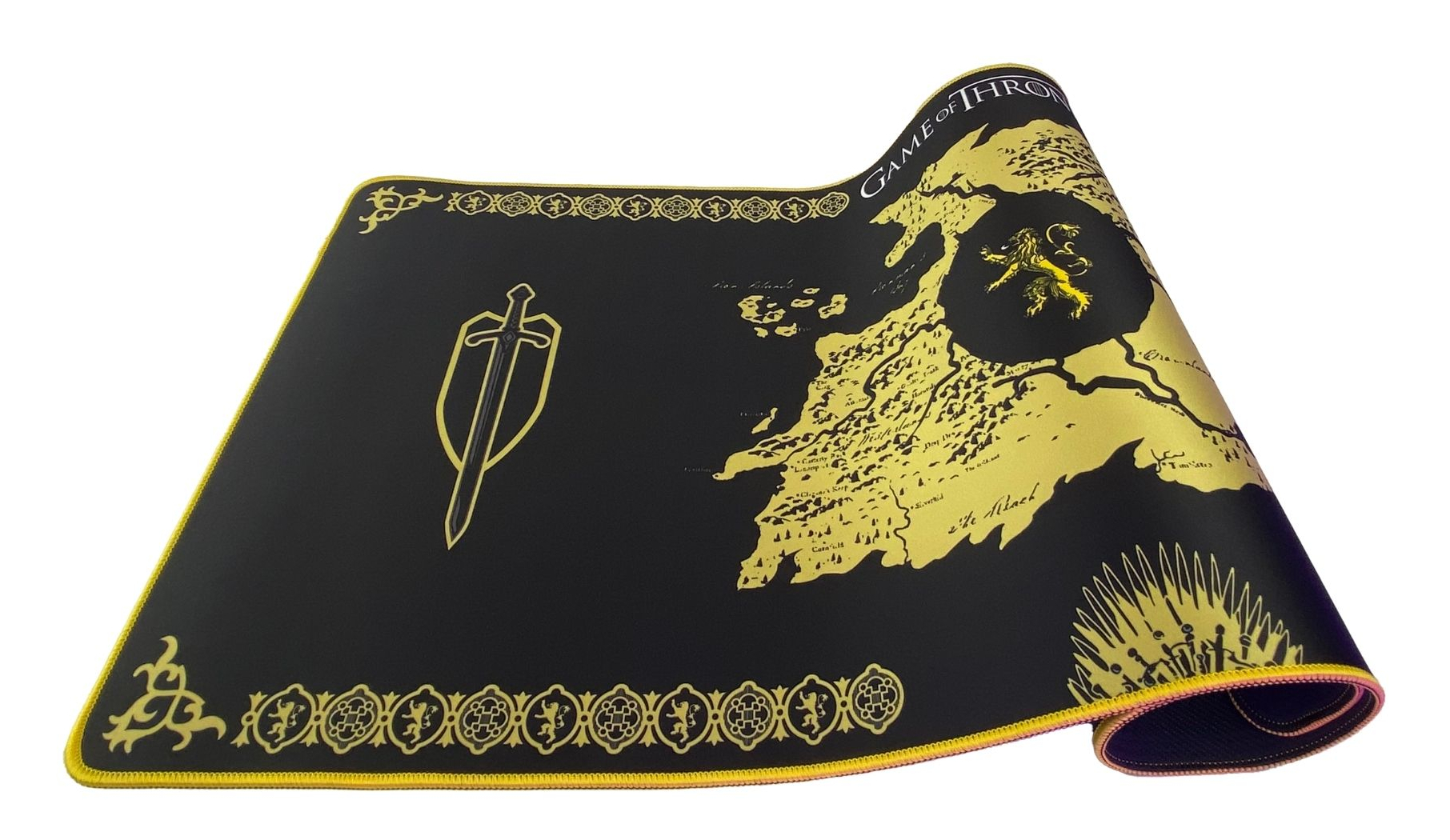 Czarno-złota podkładka pod mysz Game of Thrones. Zawiera mapę, miecz, lwa i tekst. Częściowo zwinięta.
