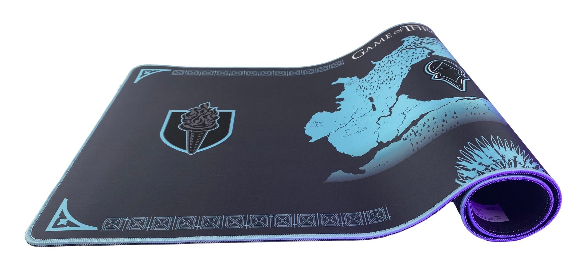 Zwinięta podkładka pod mysz Game of Thrones. Ma czarną powierzchnię z mapą, pochodnią i innymi herbami rodów. Krawędzie są niebieskie.