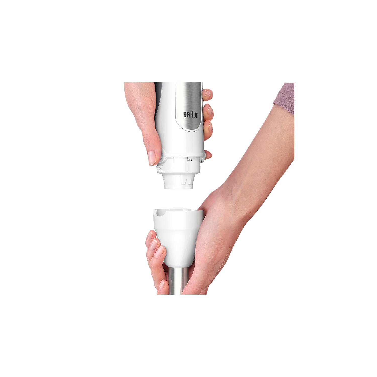 Handen die een witte Braun staafmixer in elkaar zetten. Eén hand houdt het motordeel vast. De andere hand houdt het menggedeelte vast.
