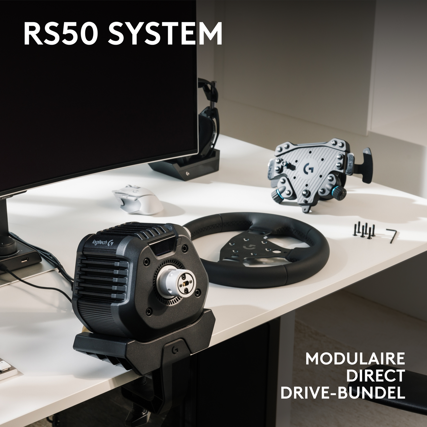 Een gaming-opstelling met een zwart stuur, een modulaire direct drive bundel en een computermonitor.