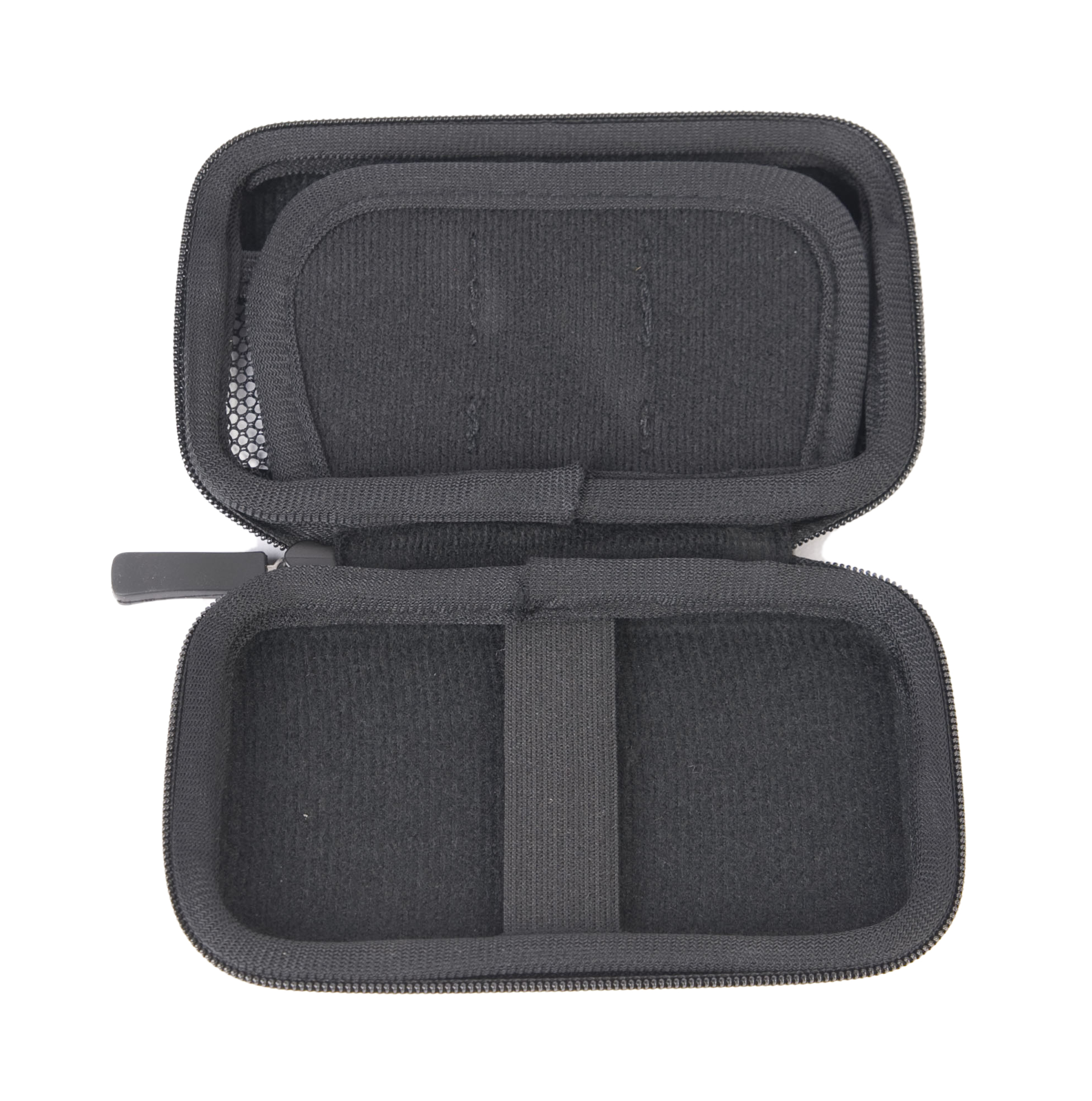 Otwarta czarna walizka z zamkiem błyskawicznym. Walizka jest pusta, ukazując wewnętrzną wyściółkę i elastyczny pasek.