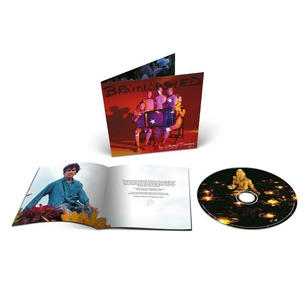 Offene CD-Hülle mit Brainwashed-Cover. Innen: Mann im blauen Hemd. CD zeigt Figur im Wasser. Roter Hintergrund.