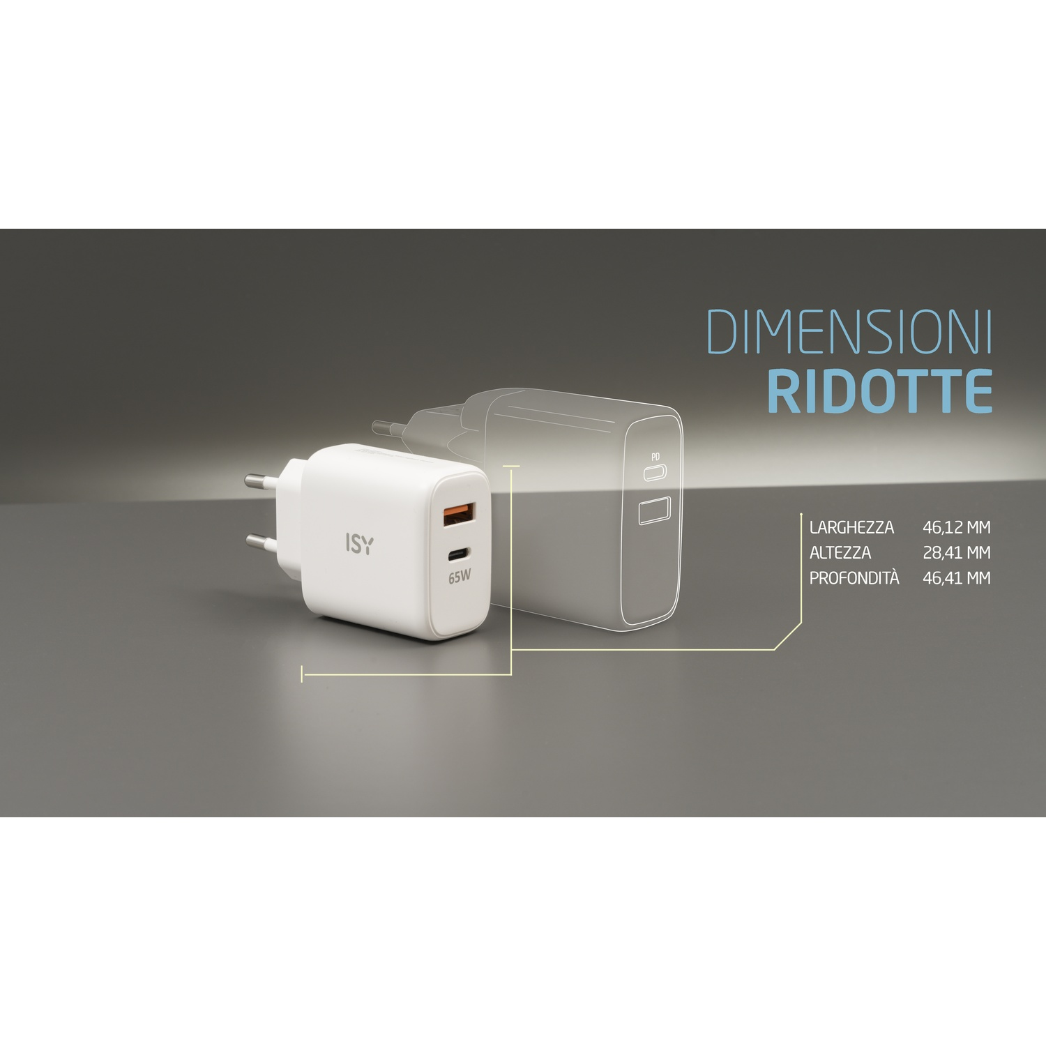 Un caricabatterie ISY bianco con etichetta 65W. Accanto, un contorno sbiadito del caricabatterie con dimensioni. Testo: "DIMENSIONI RIDOTTE".