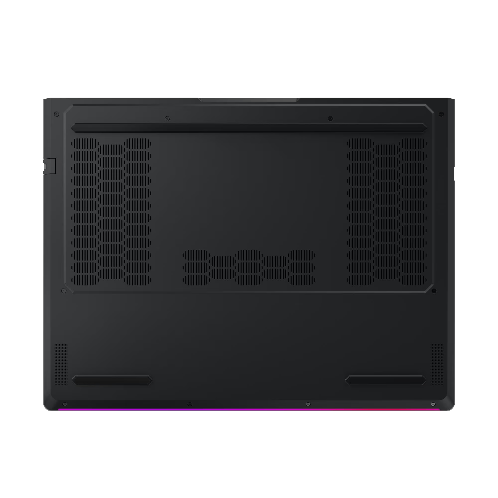 Vista inferior de una laptop negra. Tiene ventilaciones, tornillos y una tira de luz en el borde inferior.